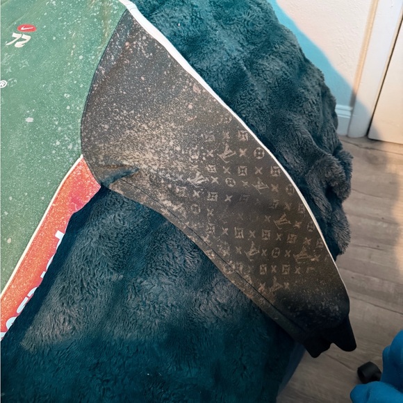 Nike Men's Green and Red Crewneck Sweater - Picture 5 of 6